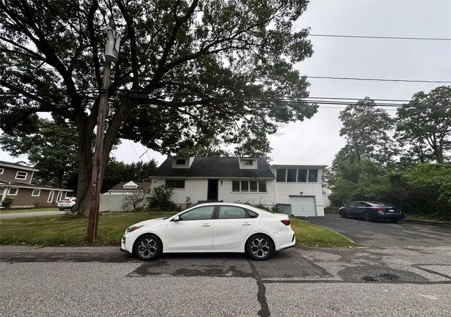 Photo 3 of Single family home for sale at 233 S 15th Street, Lindenhurst, NY 11757 | MLS# 1027252 | Listing updated on 2026-07-24