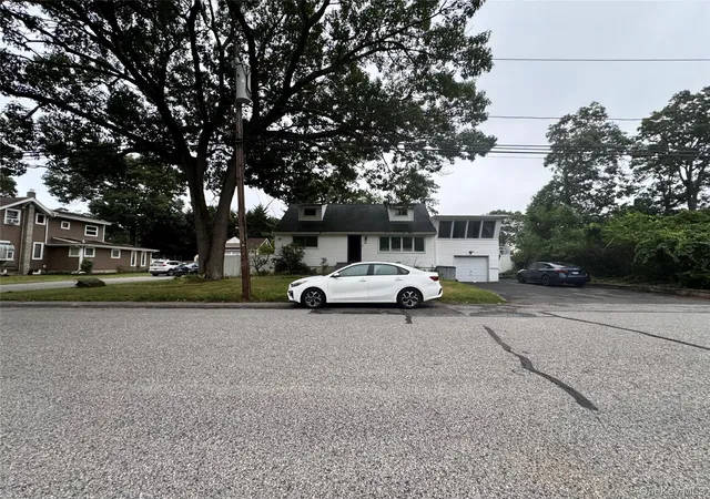 Photo 3 of Single family home for sale at 233 S 15th Street, Lindenhurst, NY 11757 | MLS# 1027252 | Listing updated on 2026-07-24