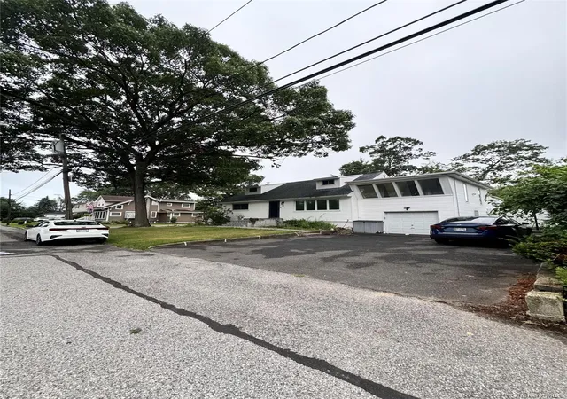 Photo 4 of Single family home for sale at 233 S 15th Street, Lindenhurst, NY 11757 | MLS# 1027252 | Listing updated on 2026-07-24