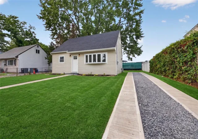 Photo 2 of Sale Pending at 33 Parkway Blvd, Babylon, NY 11798 | MLS# 1027285 | Listing updated on 2026-08-11
