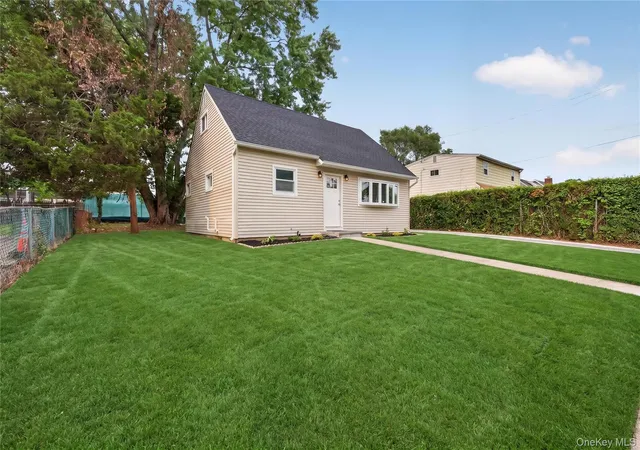 Photo 3 of Sale Pending at 33 Parkway Blvd, Babylon, NY 11798 | MLS# 1027285 | Listing updated on 2026-08-11