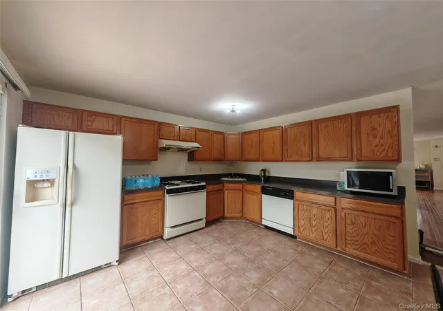 Photo 4 of Sale Pending at 558 Eltingville Blvd, New York, NY 10312 | MLS# 1027291 | Listing updated on 2026-08-13