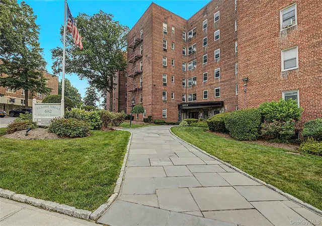 Photo 3 of Sale Pending at 682 Tuckahoe Rd #5K, Yonkers, NY 10710 | MLS# 1027398 | Listing updated on 2026-08-04