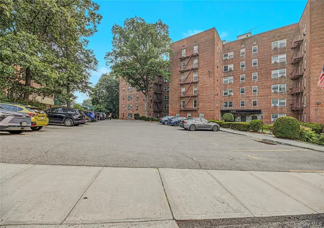 Photo 3 of Sale Pending at 682 Tuckahoe Rd #5K, Yonkers, NY 10710 | MLS# 1027398 | Listing updated on 2026-08-04