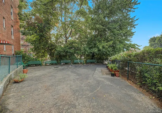 Photo 4 of Sale Pending at 682 Tuckahoe Rd #5K, Yonkers, NY 10710 | MLS# 1027398 | Listing updated on 2026-08-04