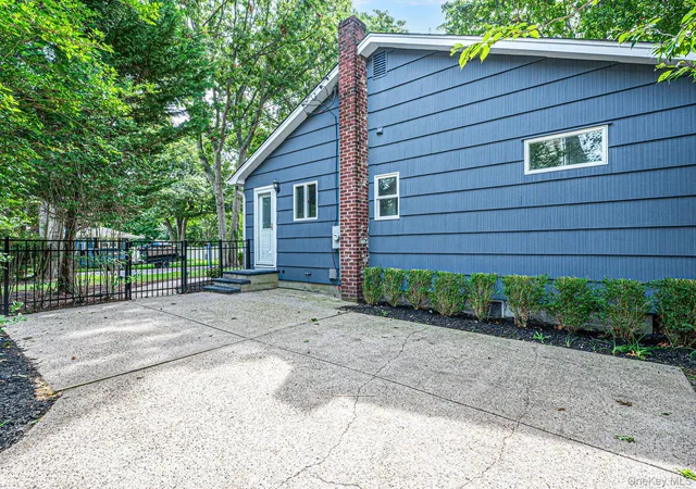 Photo 30 of Single family home for sale at 194 Phyllis Dr, Brookhaven, NY 11772 | MLS# 1027403 | Listing updated on 2026-10-08