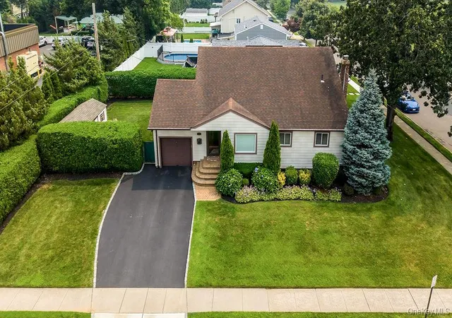 Photo 2 of Single family home for sale at 135 Southern Pkwy, Oyster Bay, NY 11803 | MLS# 1027539 | Listing updated on 2026-08-23