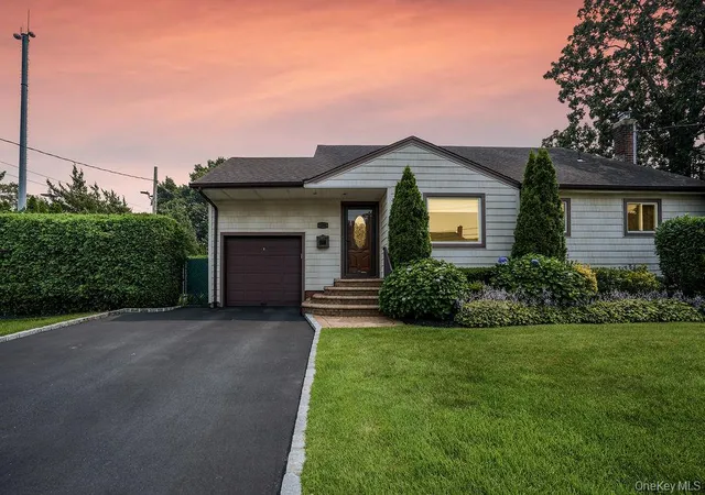 Photo 3 of Single family home for sale at 135 Southern Pkwy, Oyster Bay, NY 11803 | MLS# 1027539 | Listing updated on 2026-08-23