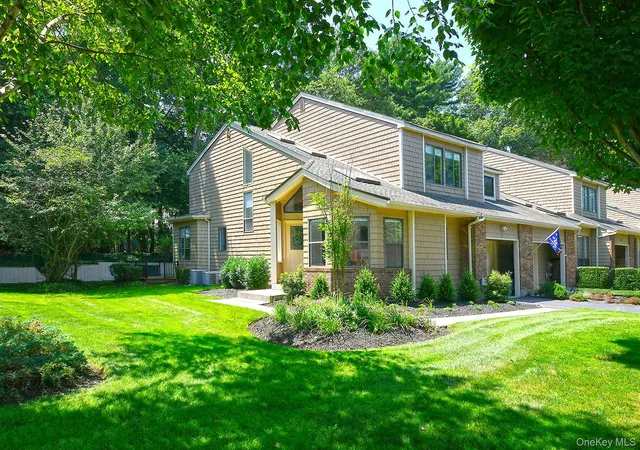 Photo 2 of Sale Pending at 8 Whitman Ridge Dr, Huntington, NY 11747 | MLS# 1027544 | Listing updated on 2026-08-06