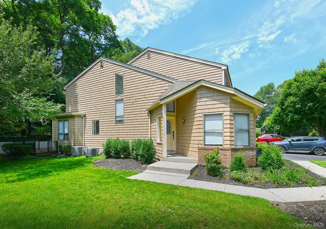Photo 3 of Sale Pending at 8 Whitman Ridge Dr, Huntington, NY 11747 | MLS# 1027544 | Listing updated on 2026-08-06