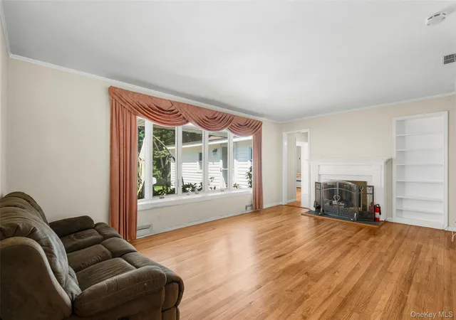 Photo 4 of Single family home for sale at 208 Woodhampton Dr, White Plains, NY 10603 | MLS# 1027547 | Listing updated on 2026-09-05