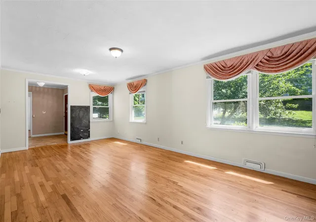 Photo 5 of Single family home for sale at 208 Woodhampton Dr, White Plains, NY 10603 | MLS# 1027547 | Listing updated on 2026-09-05