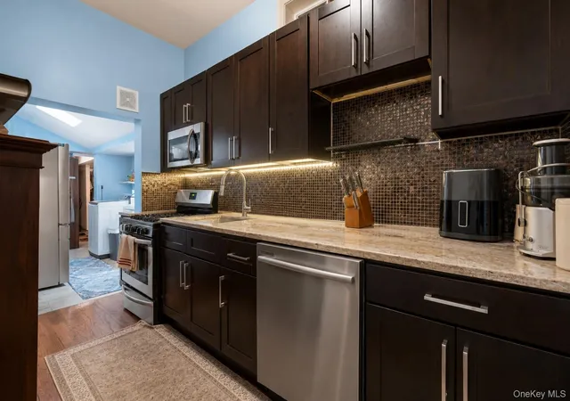 Listing Photo 5 - Condo for sale in building located at 960 E 221st St, Bronx, NY 10469