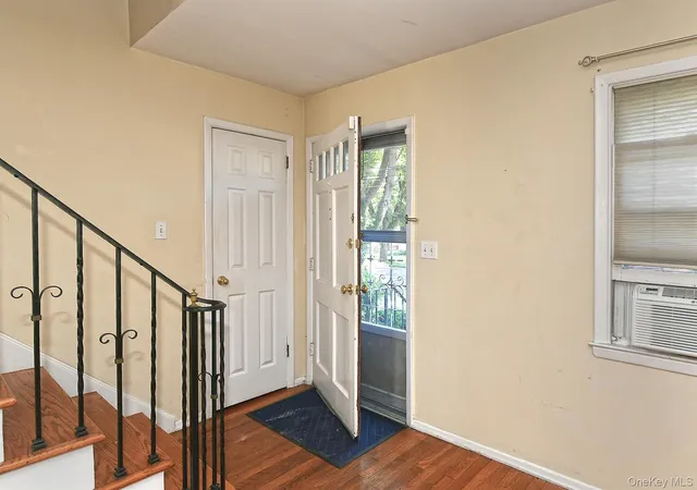 Photo 2 of Sale Pending at 31 Lieper St, Huntington, NY 11746 | MLS# 1027606 | Listing updated on 2026-08-10
