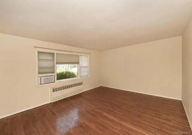 Photo 3 of Sale Pending at 31 Lieper St, Huntington, NY 11746 | MLS# 1027606 | Listing updated on 2026-08-10