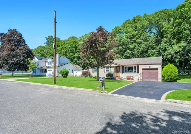 Photo 3 of Single family home for sale at 25 Walter Dr, Smithtown, NY 11767 | MLS# 1027714 | Listing updated on 2026-08-30