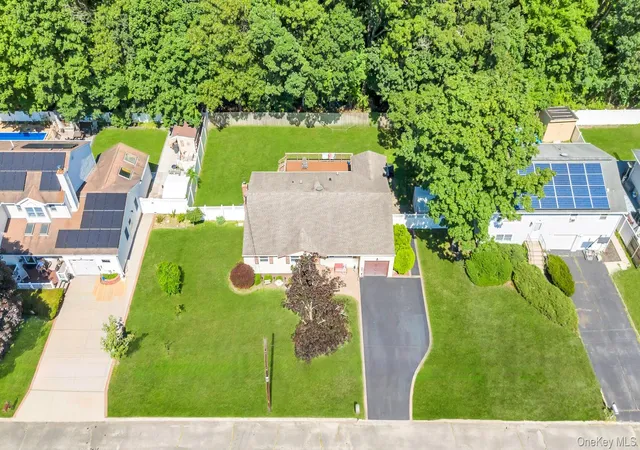 Photo 3 of Sale Pending at 25 Walter Dr, Smithtown, NY 11767 | MLS# 1027714 | Listing updated on 2026-09-21