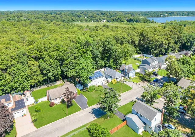 Photo 4 of Sale Pending at 25 Walter Dr, Smithtown, NY 11767 | MLS# 1027714 | Listing updated on 2026-09-21