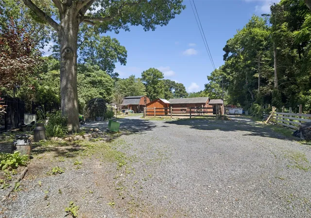 3rd image of 14 Loft Rd, Smithtown, NY 11787 | MLS# 1027754