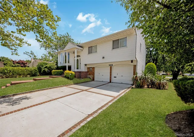 Photo 3 of Sale Pending at 900 Flanders Dr, Hempstead, NY 11581 | MLS# 1027792 | Listing updated on 2026-09-03