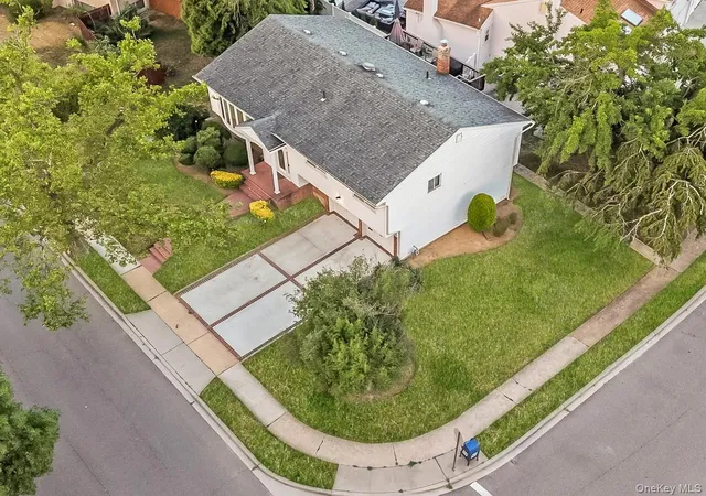 Photo 3 of Sale Pending at 900 Flanders Dr, Hempstead, NY 11581 | MLS# 1027792 | Listing updated on 2026-09-03