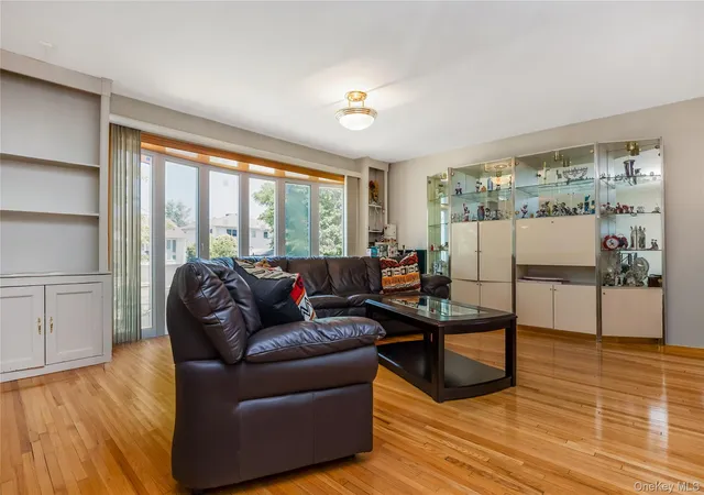 Photo 4 of Sale Pending at 900 Flanders Dr, Hempstead, NY 11581 | MLS# 1027792 | Listing updated on 2026-09-03