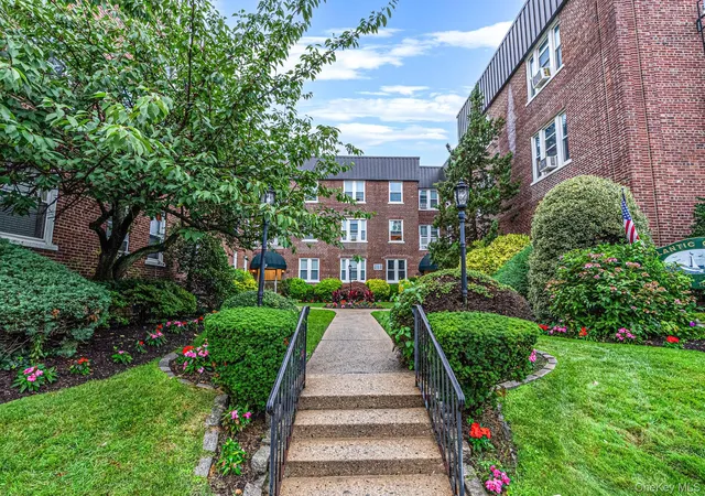 Photo 3 of Sale Pending at 185 Atlantic Ave #C11, Lynbrook, NY 11563 | MLS# 1027798 | Listing updated on 2026-08-13