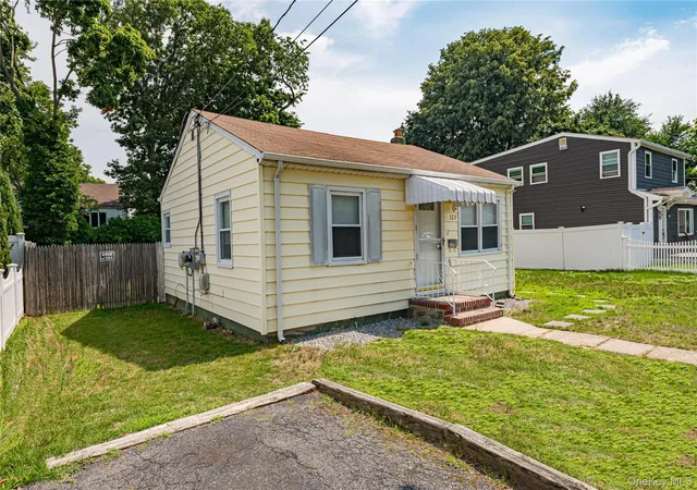 2nd image of 123 Cherubina Ln, Babylon, NY 11703 | MLS# 1027819