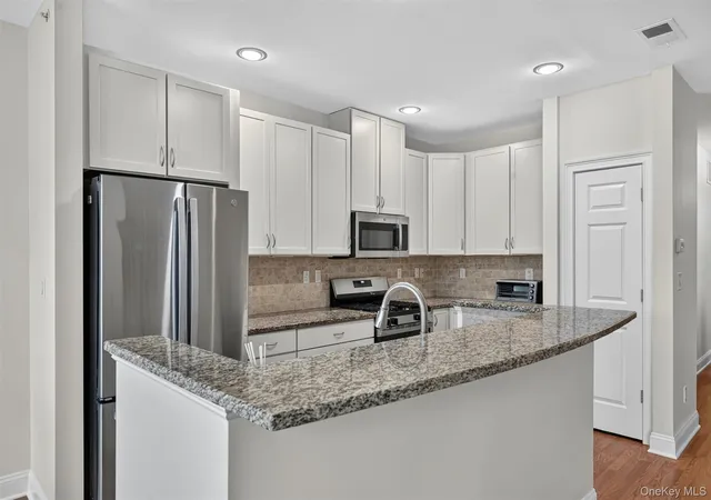 Listing Photo 4 - Condo for sale in building located at 2202 Vws Wy, Pomona, NY 10970