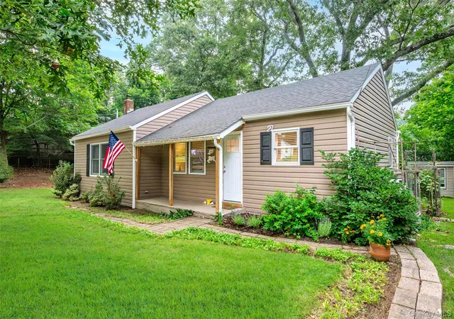 Photo 3 of Sale Pending at 27 Glen Dr, Brookhaven, NY 11789 | MLS# 1027840 | Listing updated on 2026-08-18