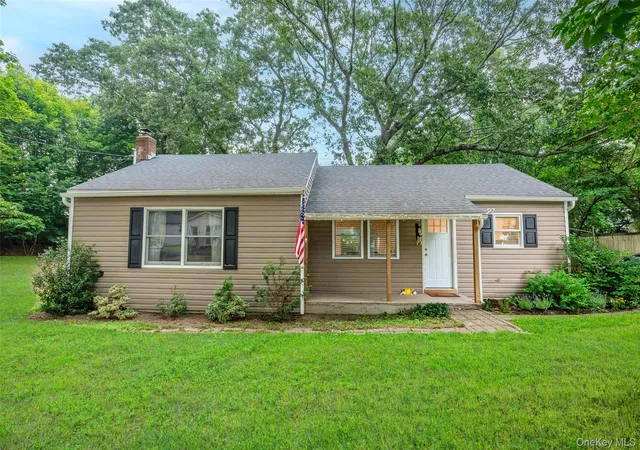 Photo 3 of Sale Pending at 27 Glen Dr, Brookhaven, NY 11789 | MLS# 1027840 | Listing updated on 2026-08-18