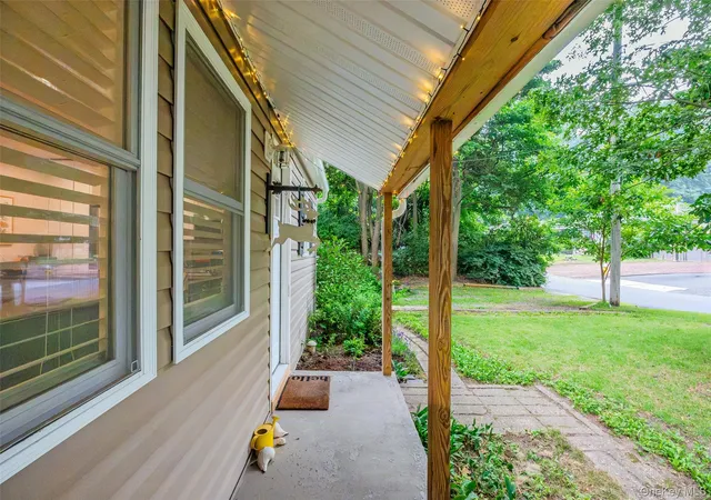 Photo 4 of Sale Pending at 27 Glen Dr, Brookhaven, NY 11789 | MLS# 1027840 | Listing updated on 2026-08-18