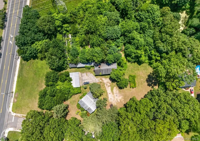 Photo 1 of Single family home for sale at 39 Seaman Neck Rd #39, Huntington, NY 11746 | MLS# 1027843 | Listing updated on 2026-08-13