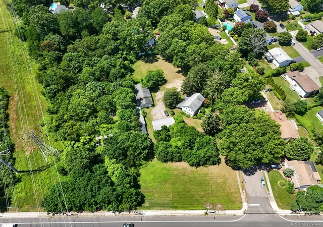 Photo 2 of Single family home for sale at 39 Seaman Neck Rd #39, Huntington, NY 11746 | MLS# 1027843 | Listing updated on 2026-08-13