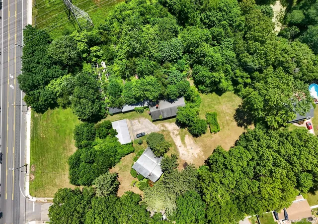 Photo 3 of Single family home for sale at 39 Seaman Neck Rd #39, Huntington, NY 11746 | MLS# 1027843 | Listing updated on 2026-08-13