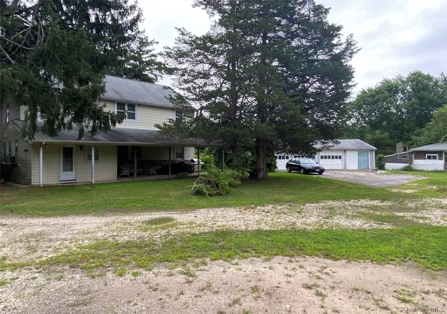 Photo 3 of Single family home for sale at 39 Seaman Neck Rd #39, Huntington, NY 11746 | MLS# 1027843 | Listing updated on 2026-08-13