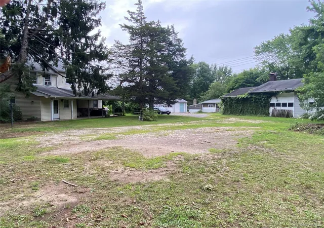 Photo 4 of Single family home for sale at 39 Seaman Neck Rd #39, Huntington, NY 11746 | MLS# 1027843 | Listing updated on 2026-08-13
