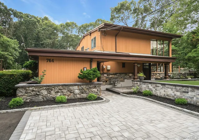 Photo 1 of Single family home for sale at 764 Vanderbilt Pkwy, Huntington, NY 11746 | MLS# 1027852 | Listing updated on 2026-09-19
