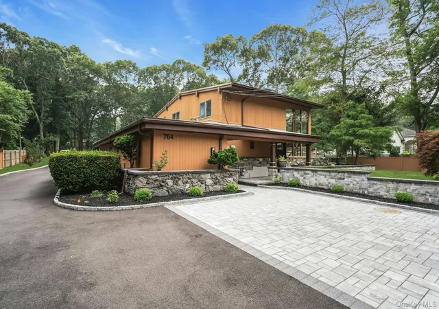 Photo 2 of Single family home for sale at 764 Vanderbilt Pkwy, Huntington, NY 11746 | MLS# 1027852 | Listing updated on 2026-09-19