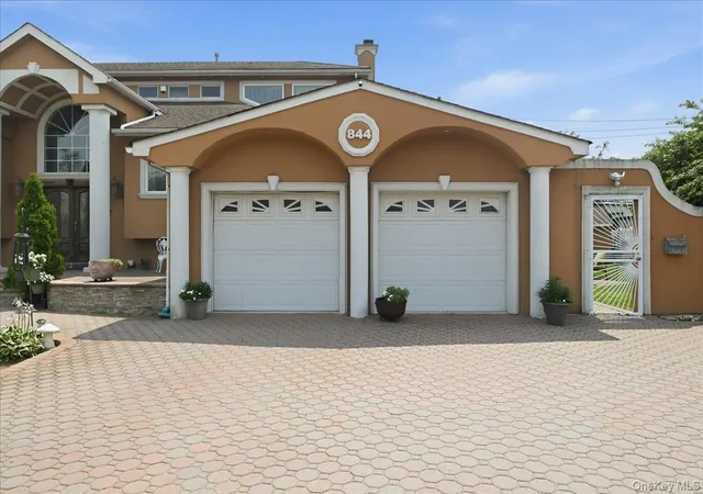 Photo 2 of Single family home for sale at 844 Park Ln, Valley Stream, NY 11581 | MLS# 1027923 | Listing updated on 2026-07-22