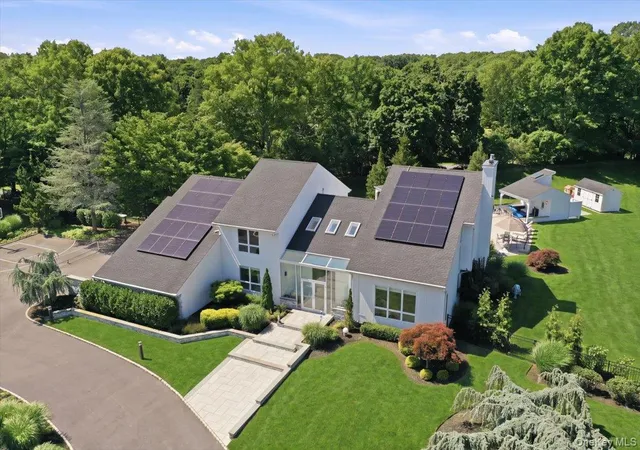 Photo 4 of Single family home for sale at 5 Meadow Gate W, Smithtown, NY 11780 | MLS# 1027926 | Listing updated on 2026-10-09