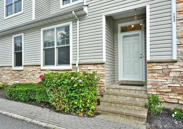 Photo 2 of Condo for sale at 123 Links Ct, North Hempstead, NY 11050 | MLS# 1027930 | Listing updated on 2026-08-29
