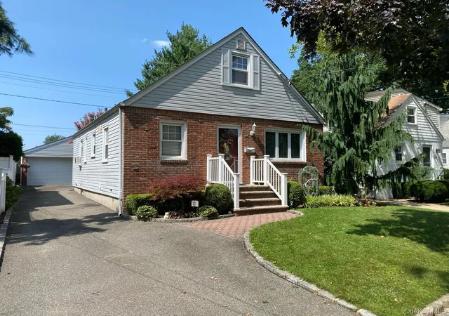 Photo 1 of Single family home for sale at 98 Albertson Pl, North Hempstead, NY 11501 | MLS# 1027969 | Listing updated on 2026-08-29