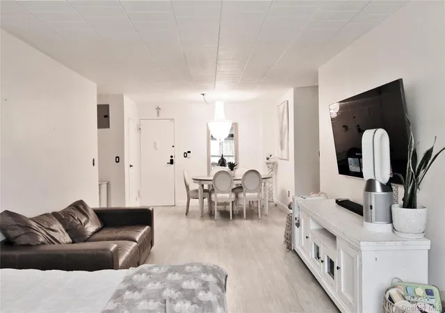 Photo 4 of Sale Pending at 510 Midland Ave #1A, Yonkers, NY 10704 | MLS# 1028001 | Listing updated on 2026-09-03