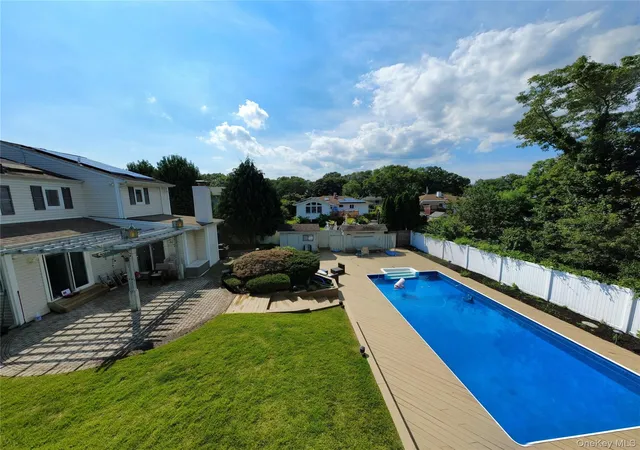 Photo 3 of Single family home for sale at 29 Sandy Holw Dr, Smithtown, NY 11787 | MLS# 1028029 | Listing updated on 2026-08-24