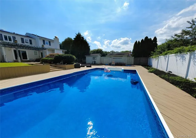 Photo 3 of Single family home for sale at 29 Sandy Holw Dr, Smithtown, NY 11787 | MLS# 1028029 | Listing updated on 2026-08-24