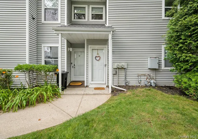 Listing Photo 3 - Condo for sale in building located at 88 Leeward Ct, Port Jefferson, NY 11777