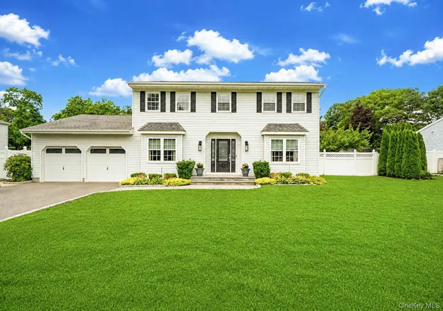 Photo 2 of Sale Pending at 3 Warren Ct, Farmingville, NY 11738 | MLS# 1028086 | Listing updated on 2026-08-15