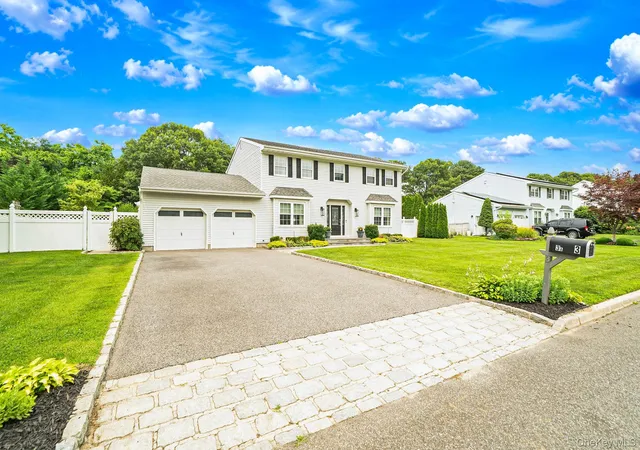 Photo 3 of Sale Pending at 3 Warren Ct, Farmingville, NY 11738 | MLS# 1028086 | Listing updated on 2026-08-15