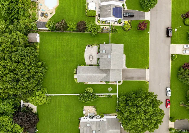 Photo 3 of Sale Pending at 3 Warren Ct, Farmingville, NY 11738 | MLS# 1028086 | Listing updated on 2026-08-15